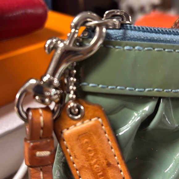 Coach Green Wristlet    Perfect condition - Picture 3 of 8